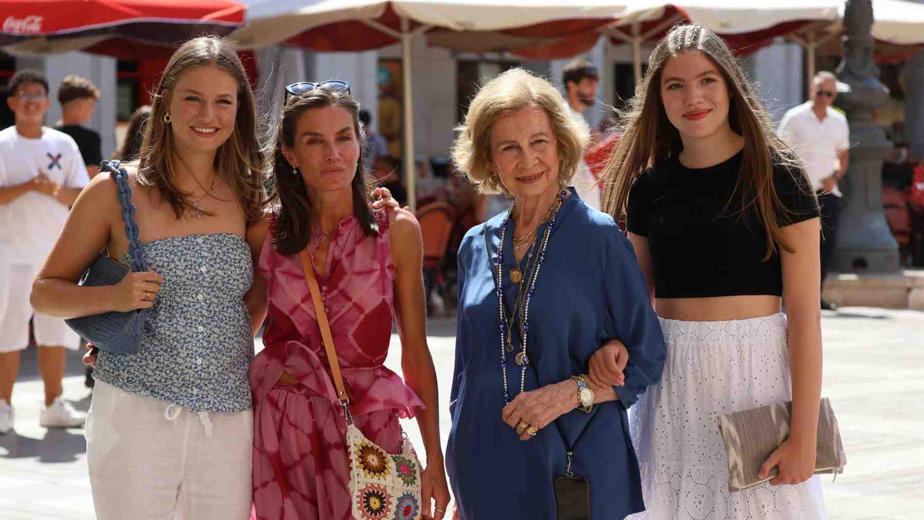 La Reina Letizia, la Reina Sofía, la Princesa Leonor y la infanta Sofía en la plaza Mayor de Palma. E. P.