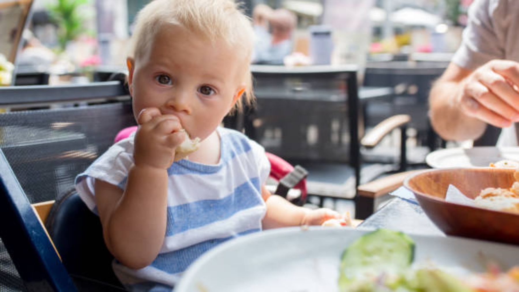 Bebé comiendo en un restaurante.