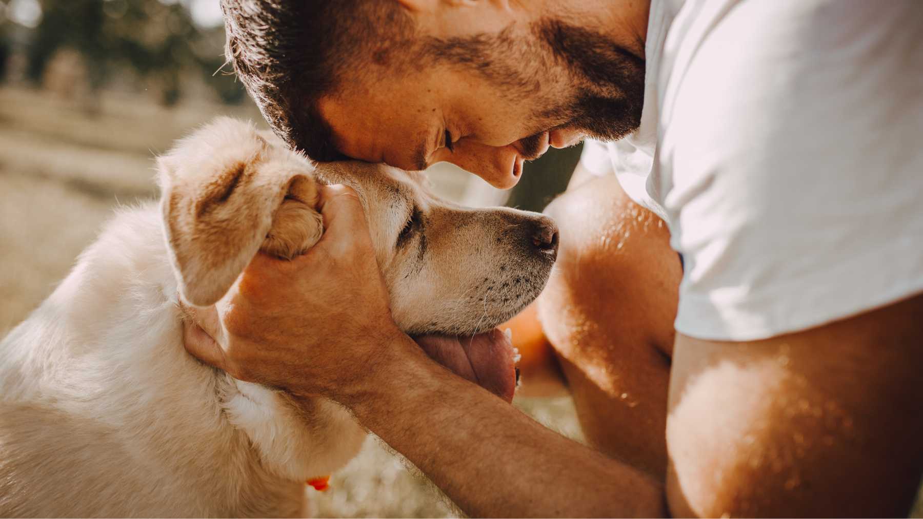 Un joven con su perro.