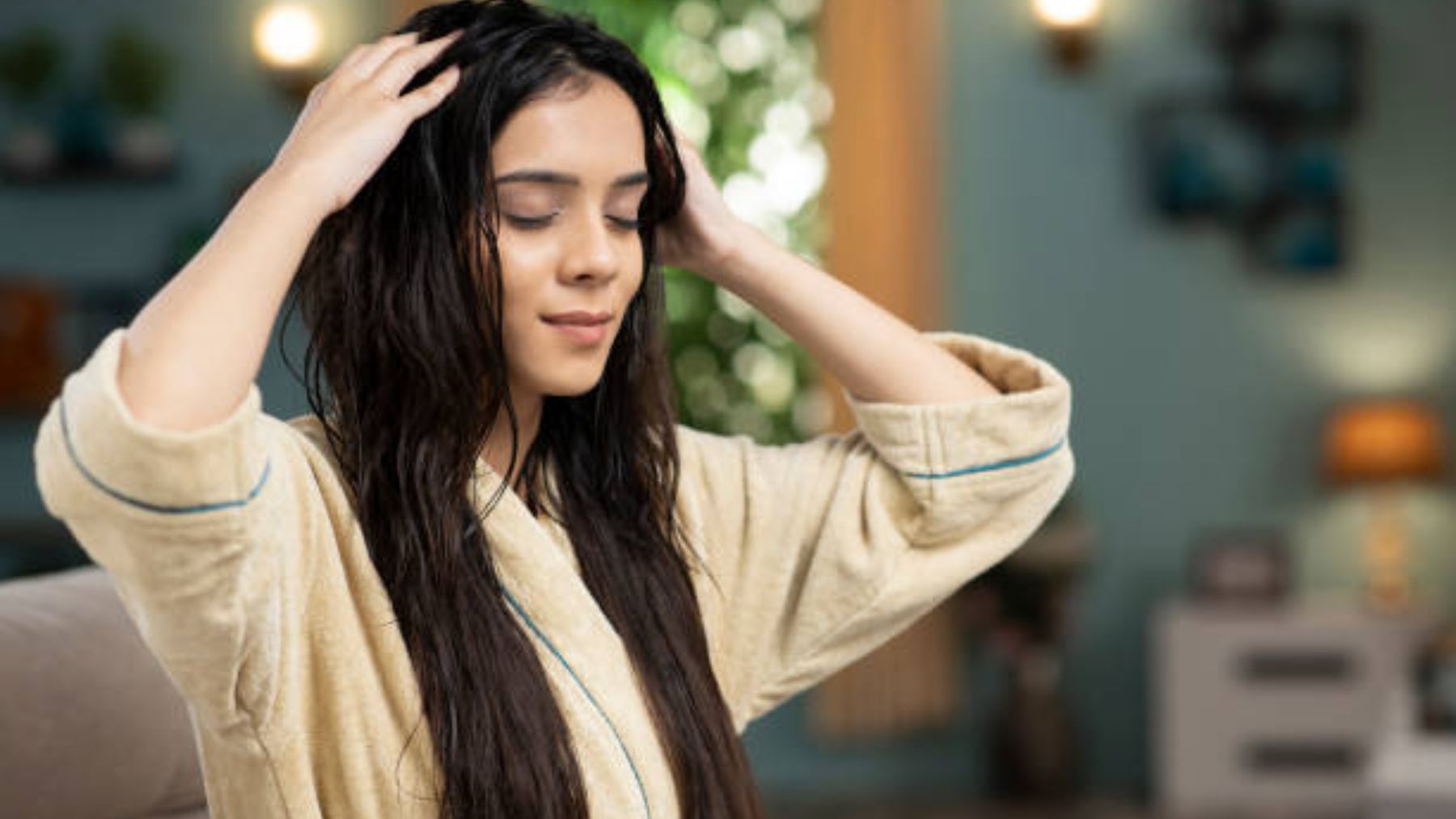 Mujer con cabello largo.