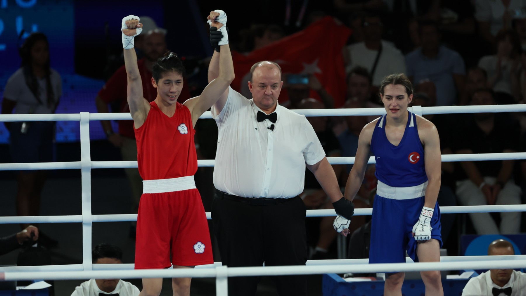 La boxeadora Lin Yu Ting gana su combate. (EFE)