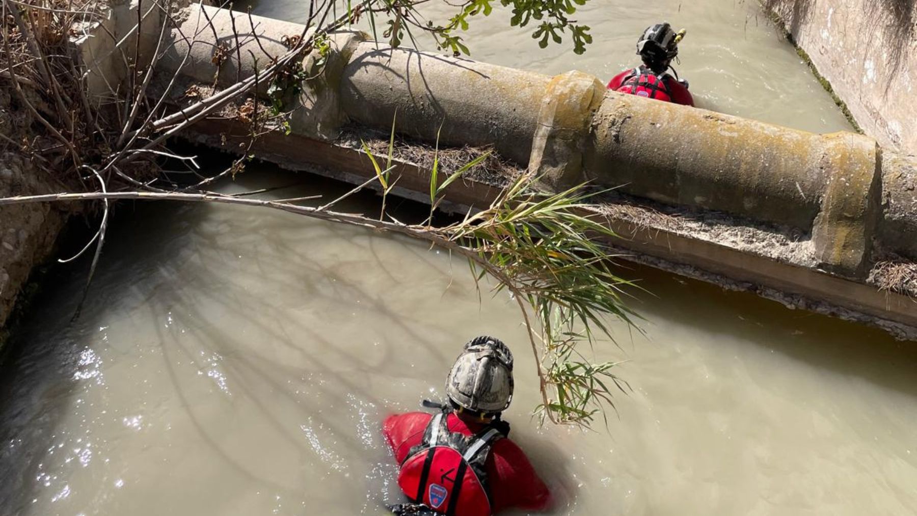 Bomberos del CEIS buscan al hombre en el río. (FOTO: CEIS)