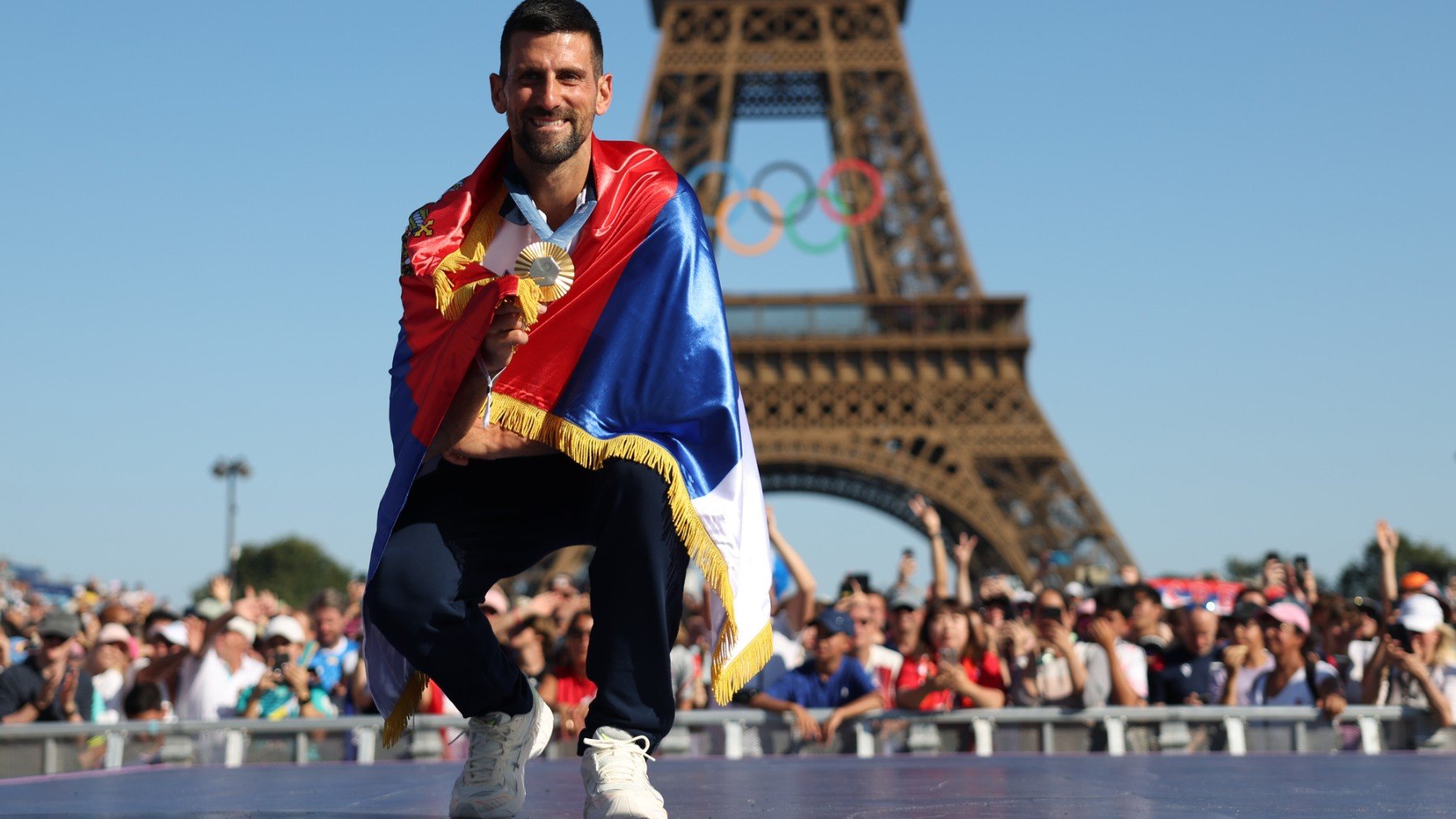 Djokovic con su medalla de oro en París. (Getty)