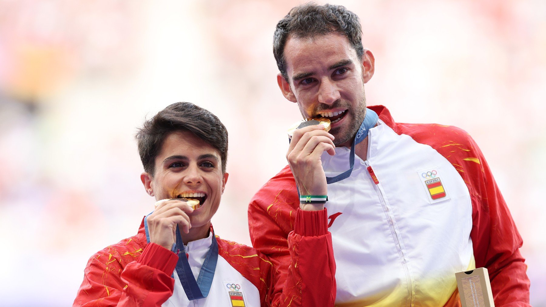 Álvaro Martín y María Pérez con la medalla de oro.