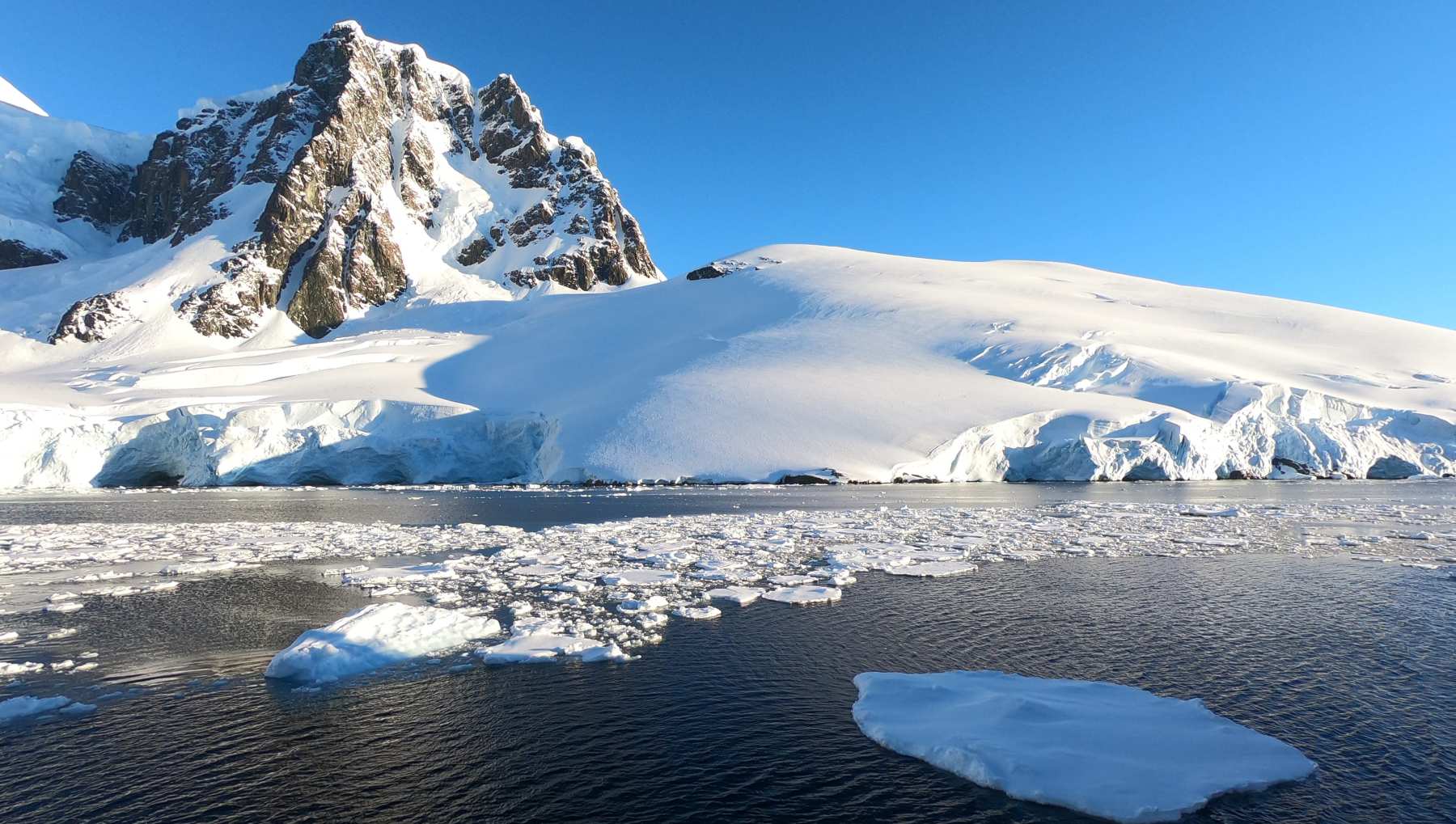 Evidencias de vida en un lago subglacial en la Antártida.