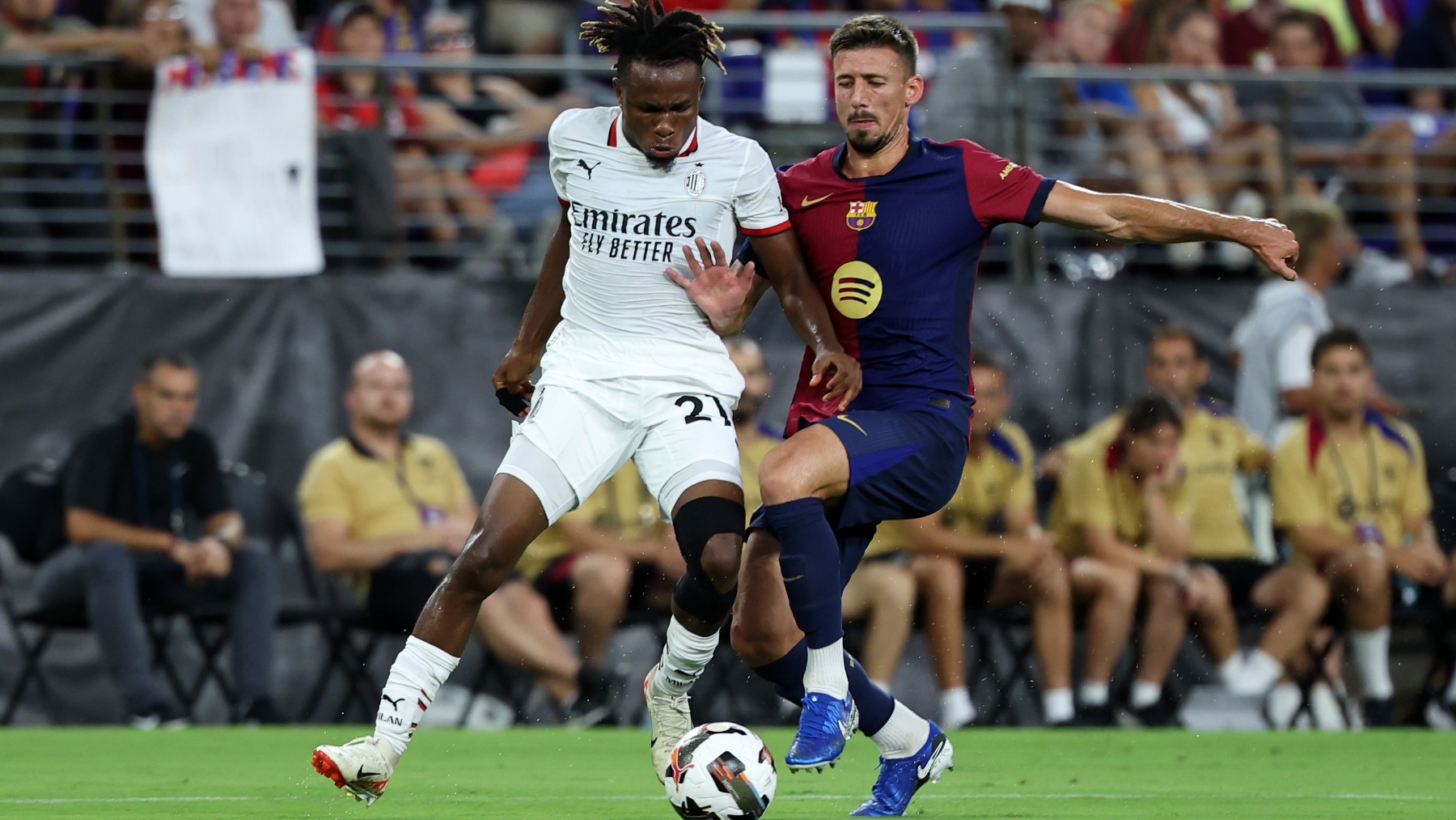 Clement Lenglet y Samu Chuckwueze disputan un balón durante el Barcelona-Milan en Estados Unidos. (Getty)