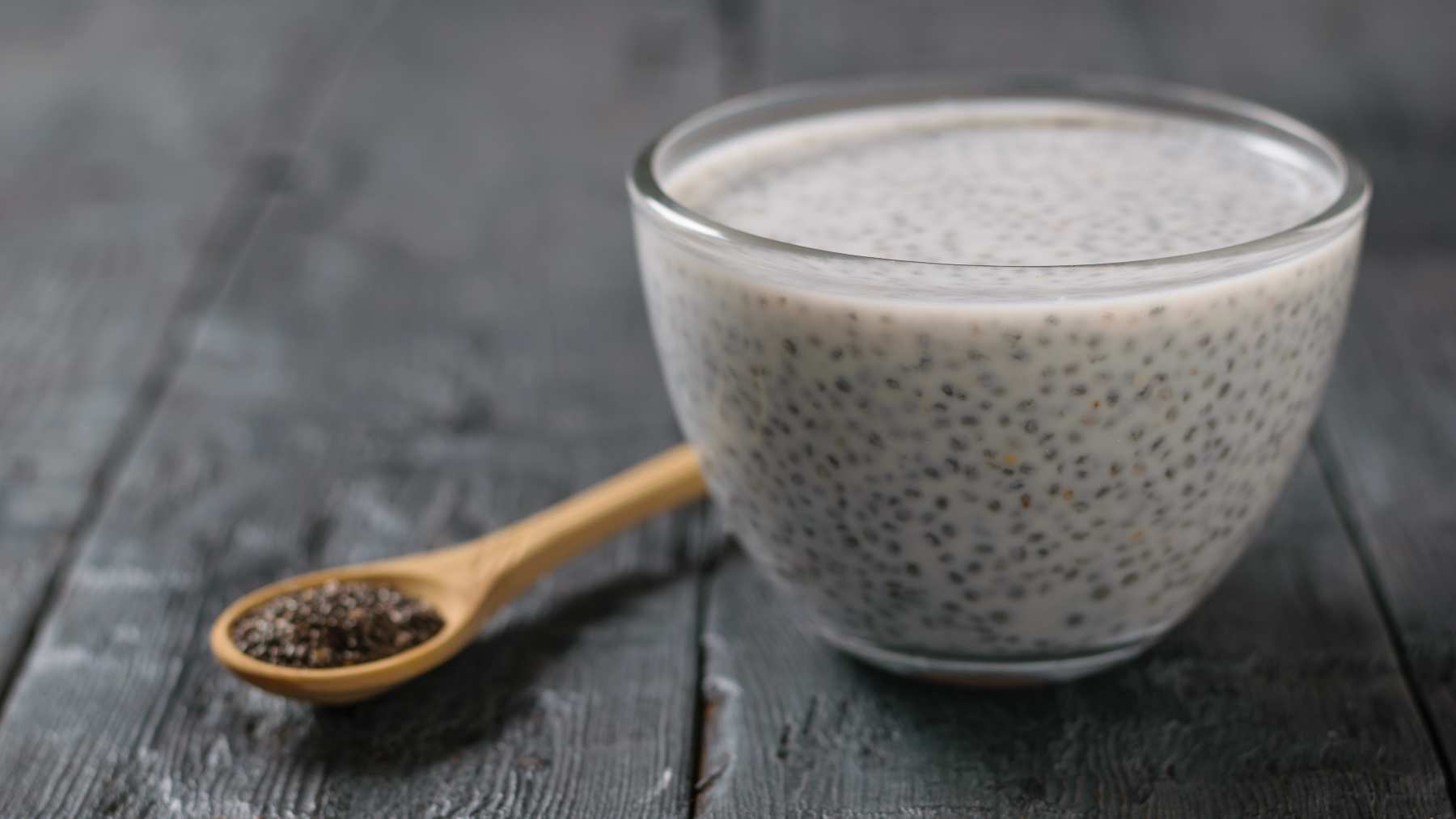 Pudding de chía con leche de coco y mango.