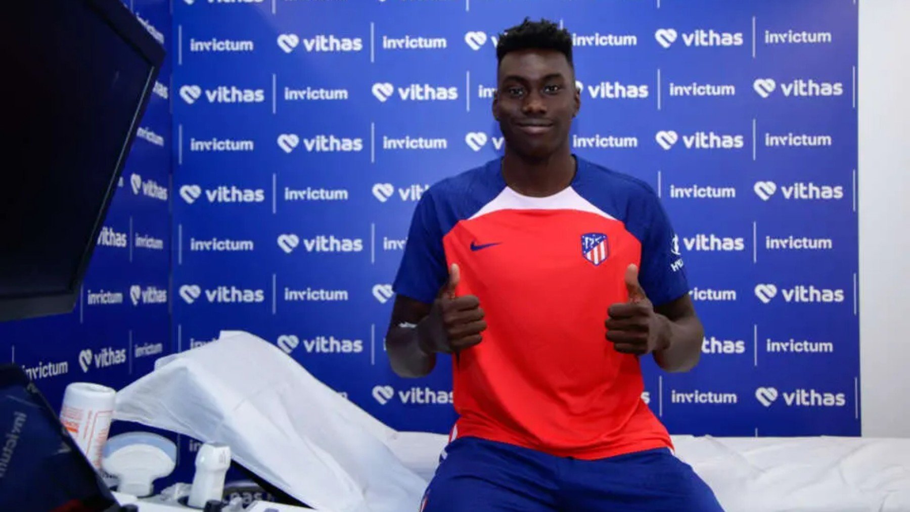 Samu con la camiseta del Atlético que nunca ha llegado a vestir.