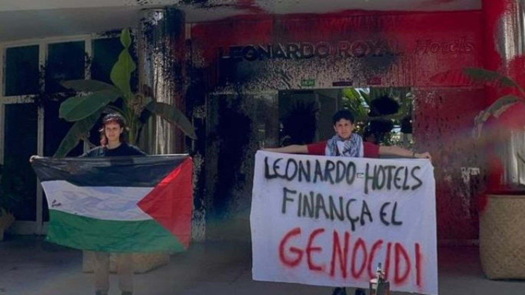 Dos activistas de Futuro Vegetal frente al hotel vandalizado.