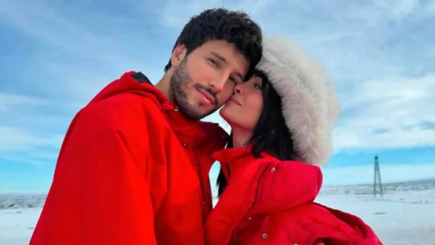 Sebastián Yatra y Aitana en el videoclip de 'Akureyri'.
