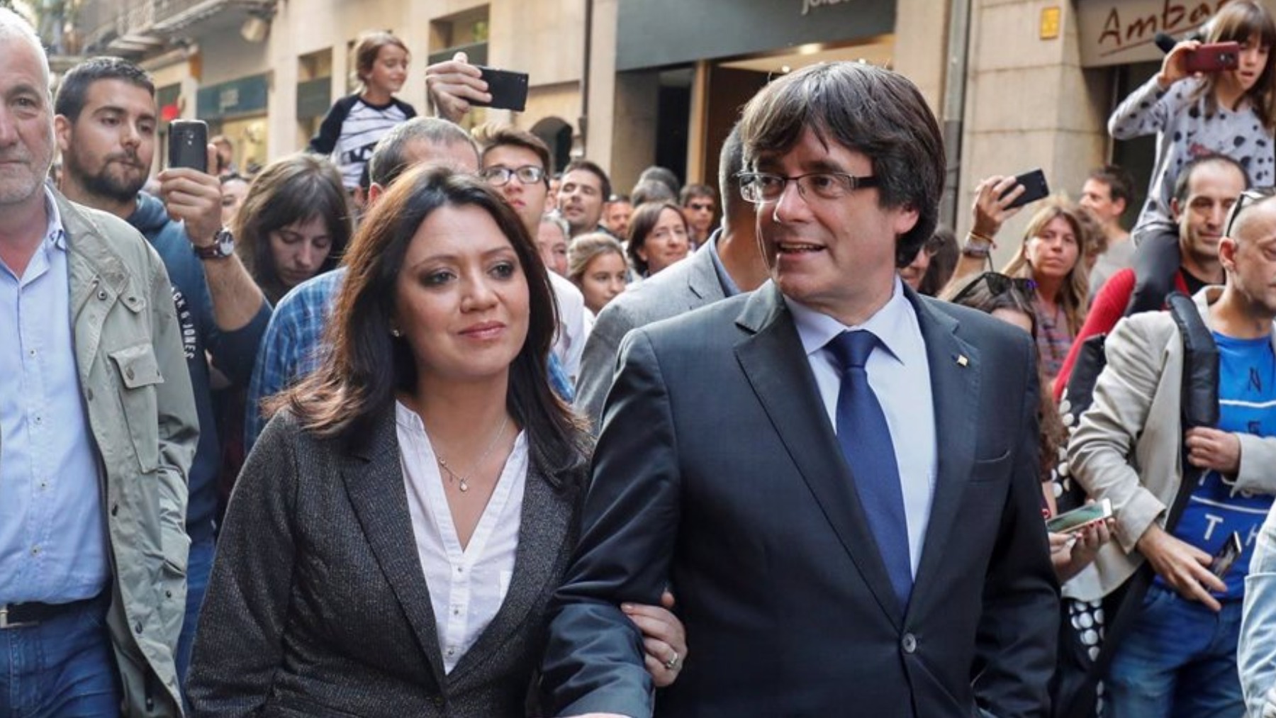 Marcela Topor y Carles Puigdemont. (Foto: EP)