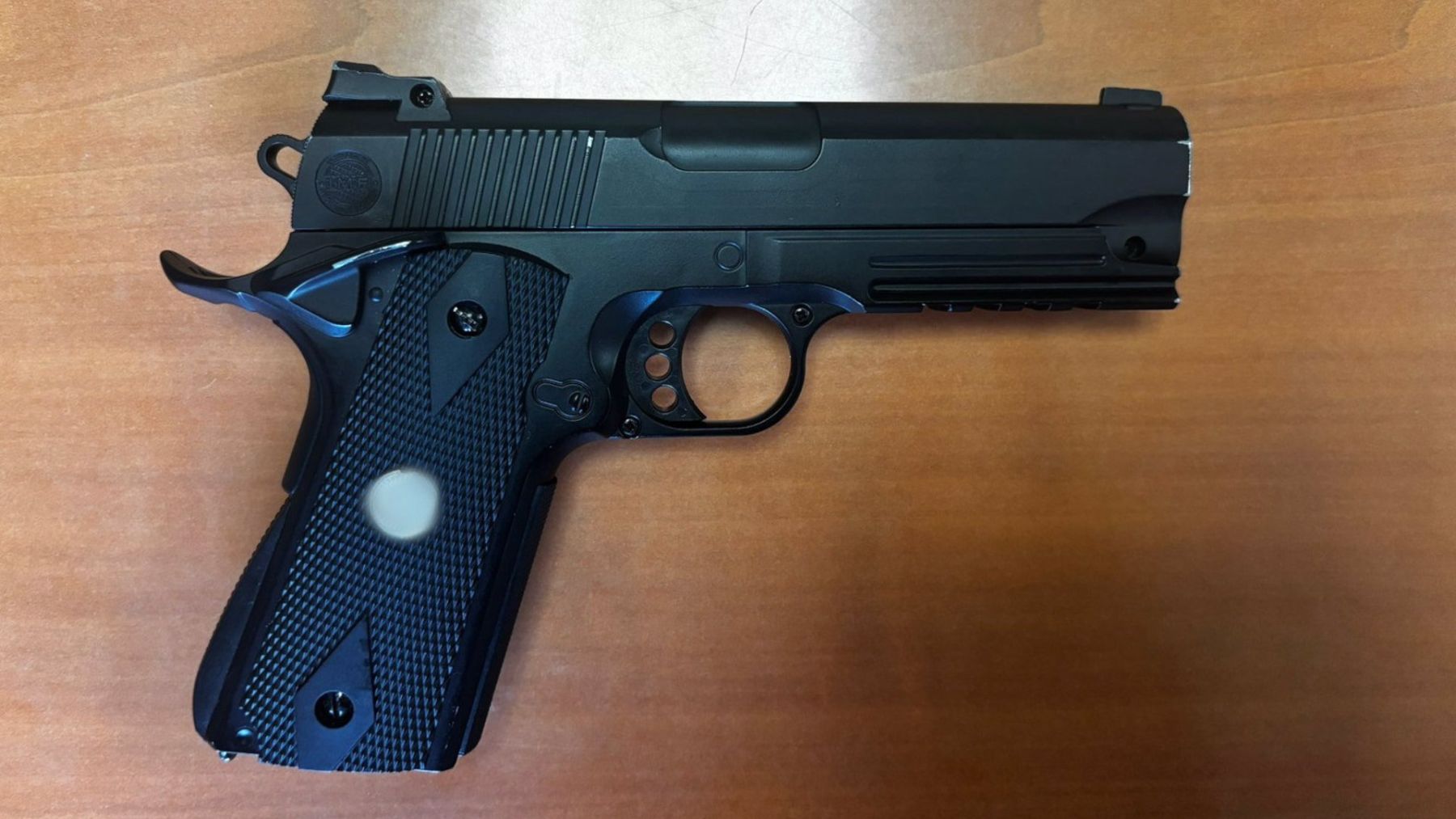 Pistola simulada incautada al detenido.