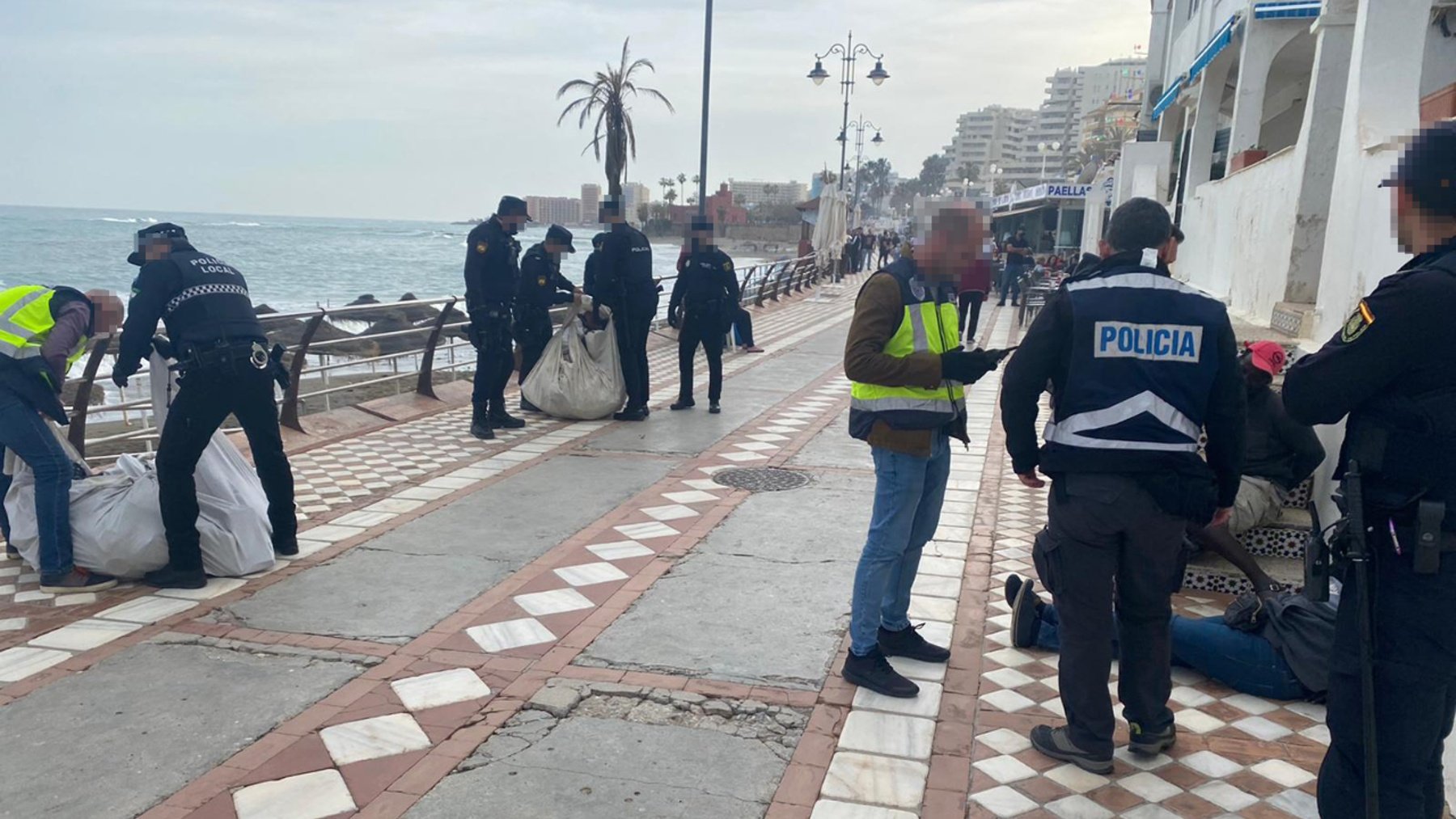 Actuación policial contra la venta ambulante en Benalmádena.