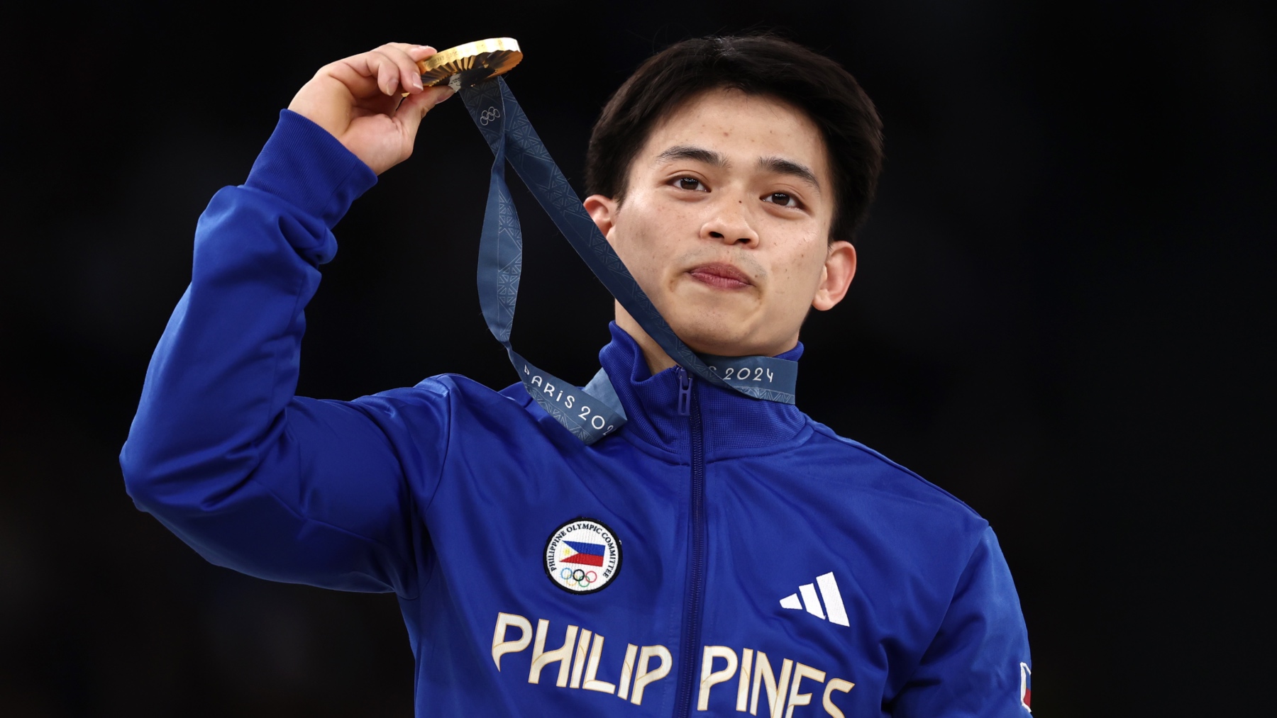 Carlos Yulo, levantando un de sus dos medallas de oro por Filipinas. (Getty)
