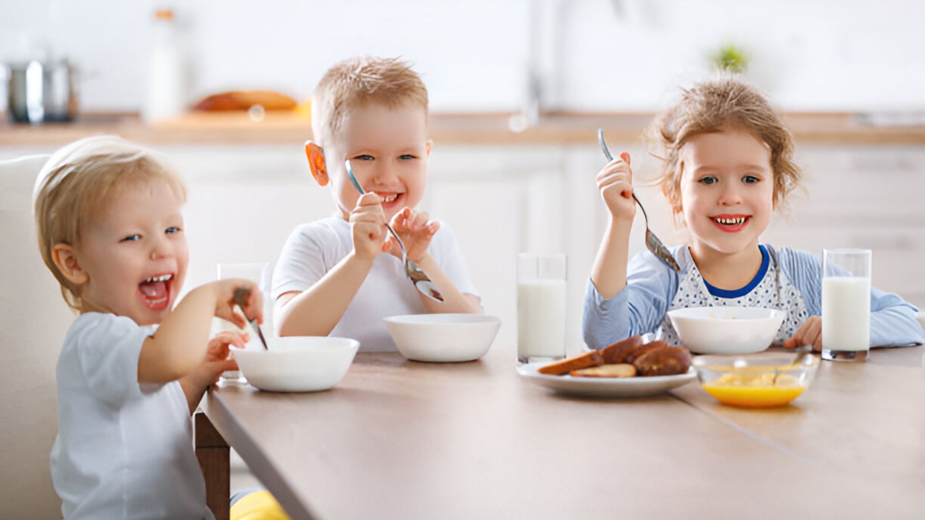 Niños desayunando.