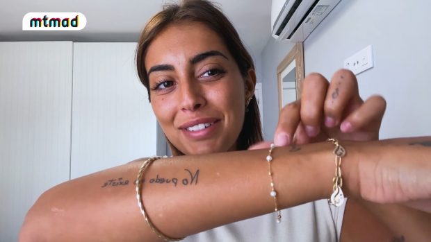 Marieta muestra la pulsera que le ha regalado Suso Álvarez. (Mtmad)