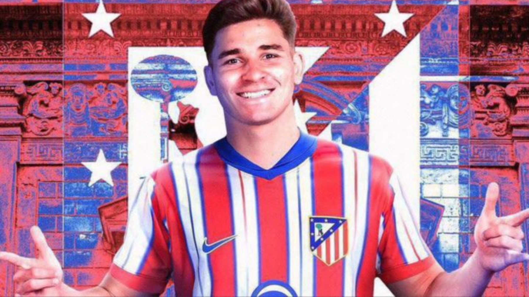 Montaje de Julián Álvarez con la camiseta del Atlético.