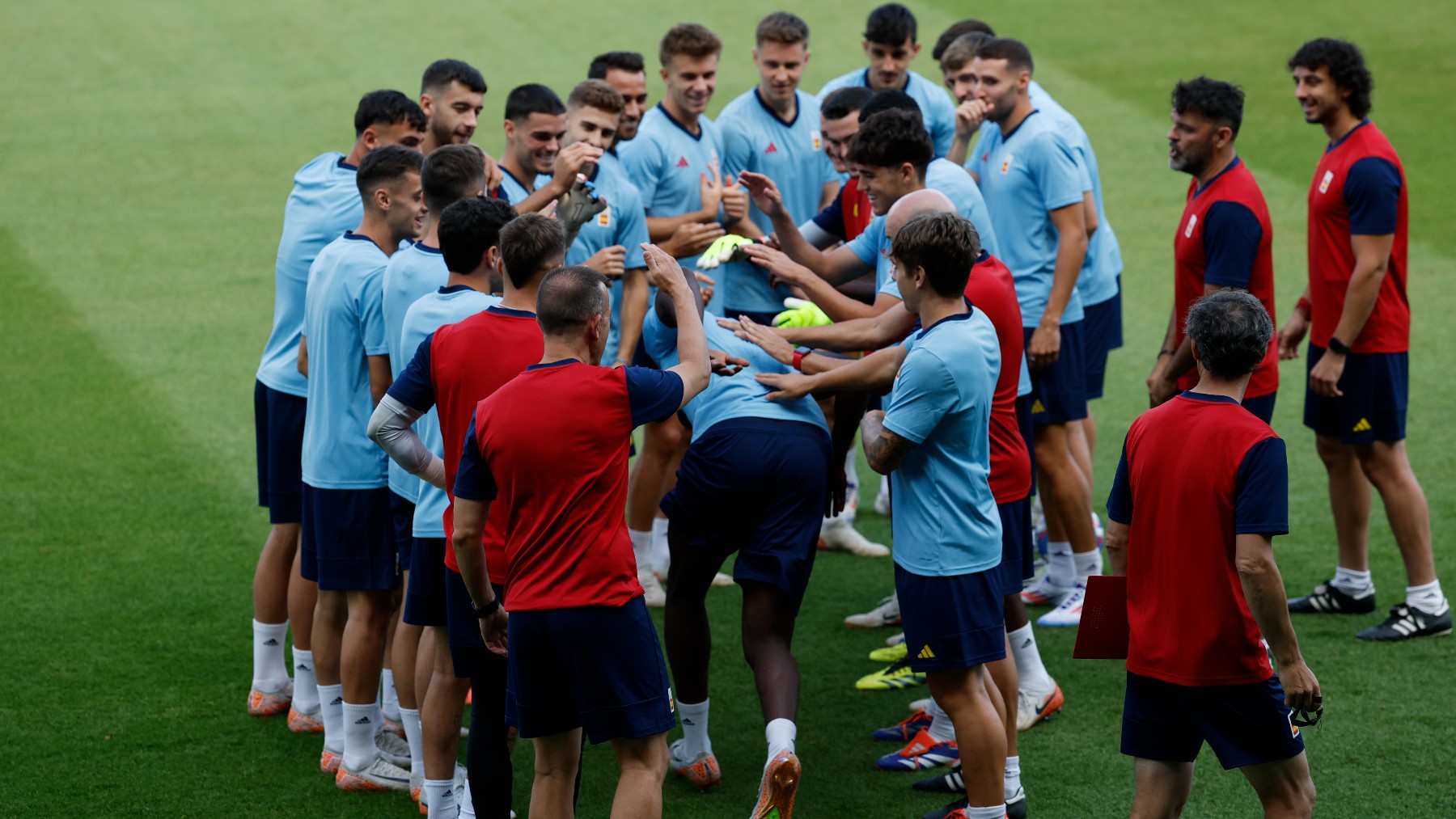 Samu Omorodion recibe un pasillo en el entrenamiento. (EFE)