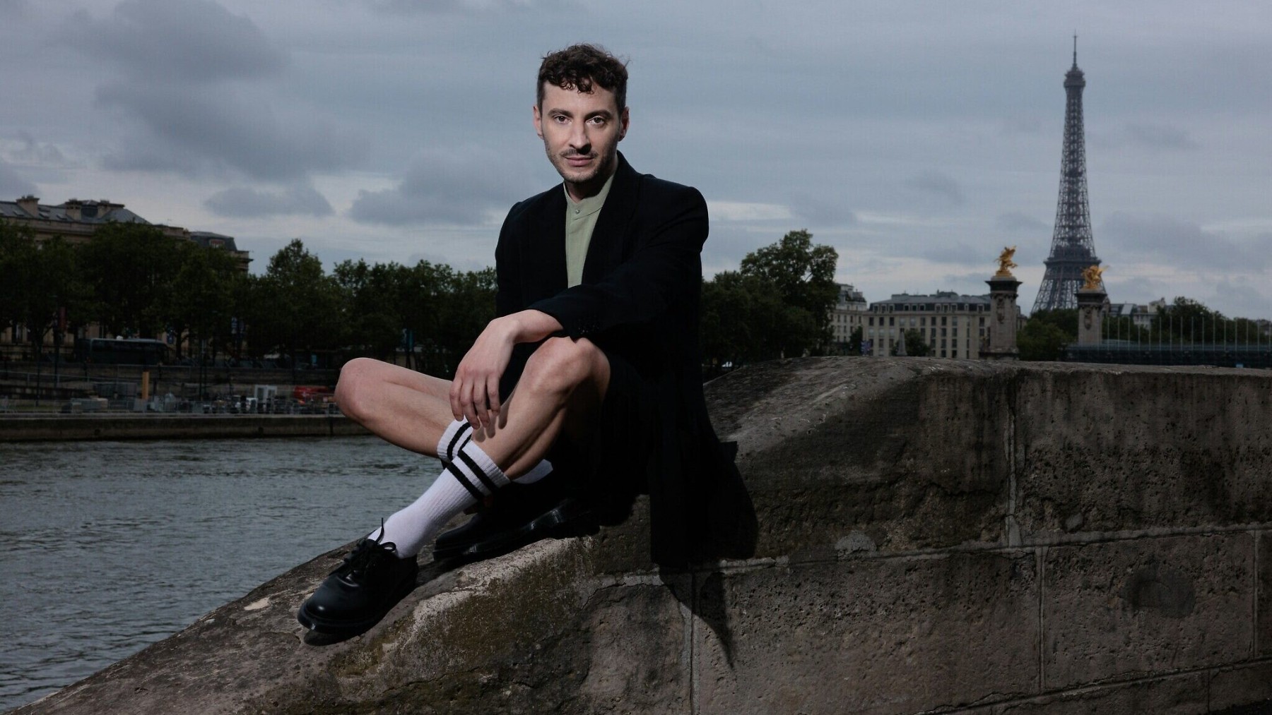 Thomas Jolly posa con el Sena y la Torre Eiffel de fondo. (AFP)