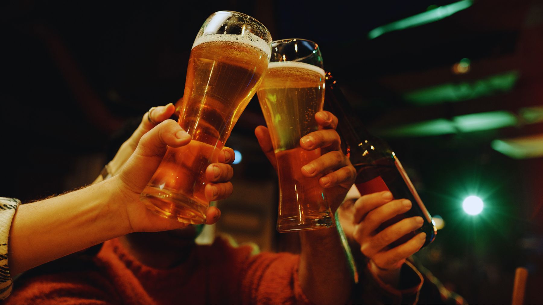 Varias personas tomándose una cerveza.