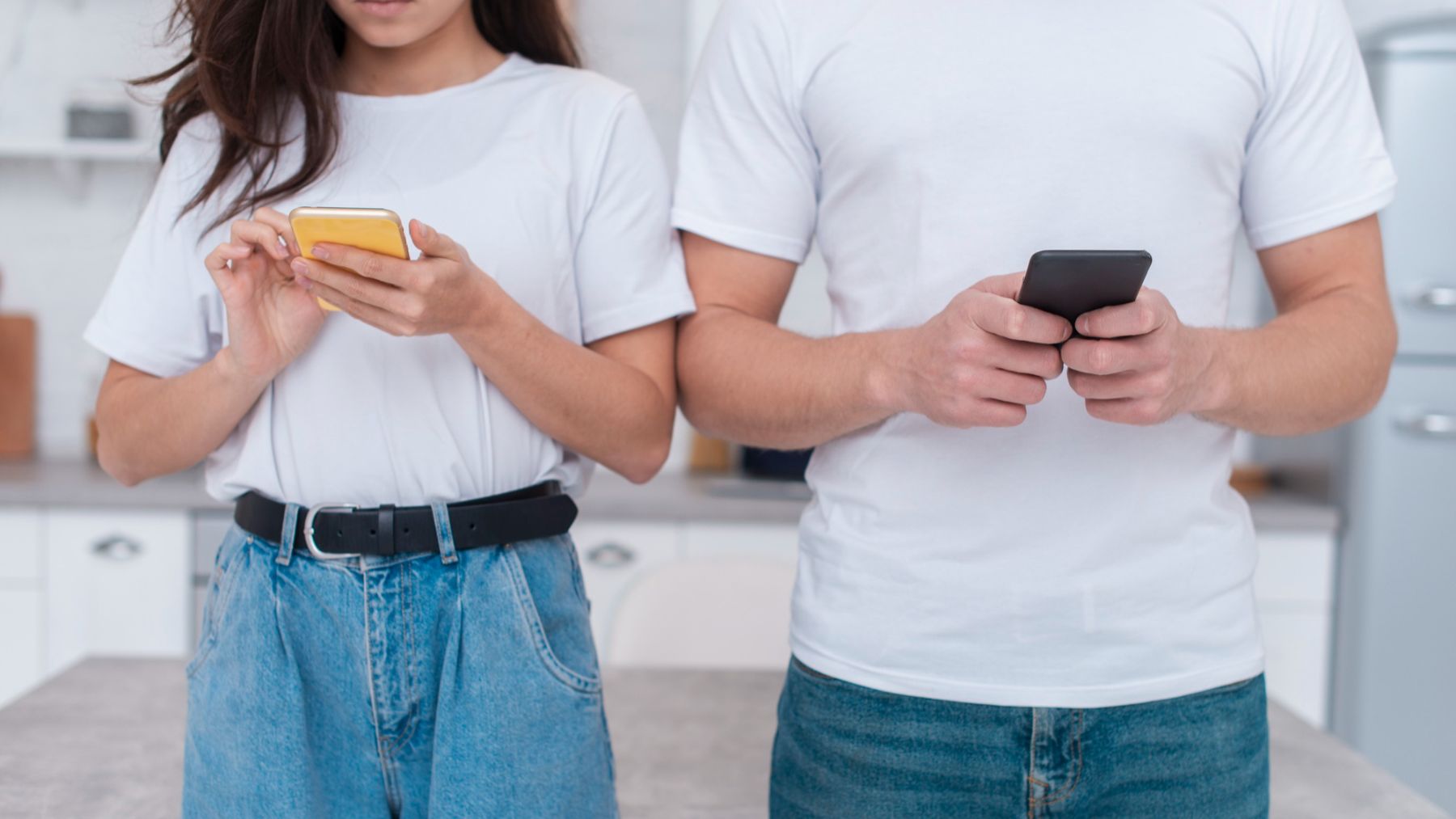 Desactiva estas funciones en WhatsApp para mejorar la seguridad de tu dispositivo iOS. Foto: Freepik