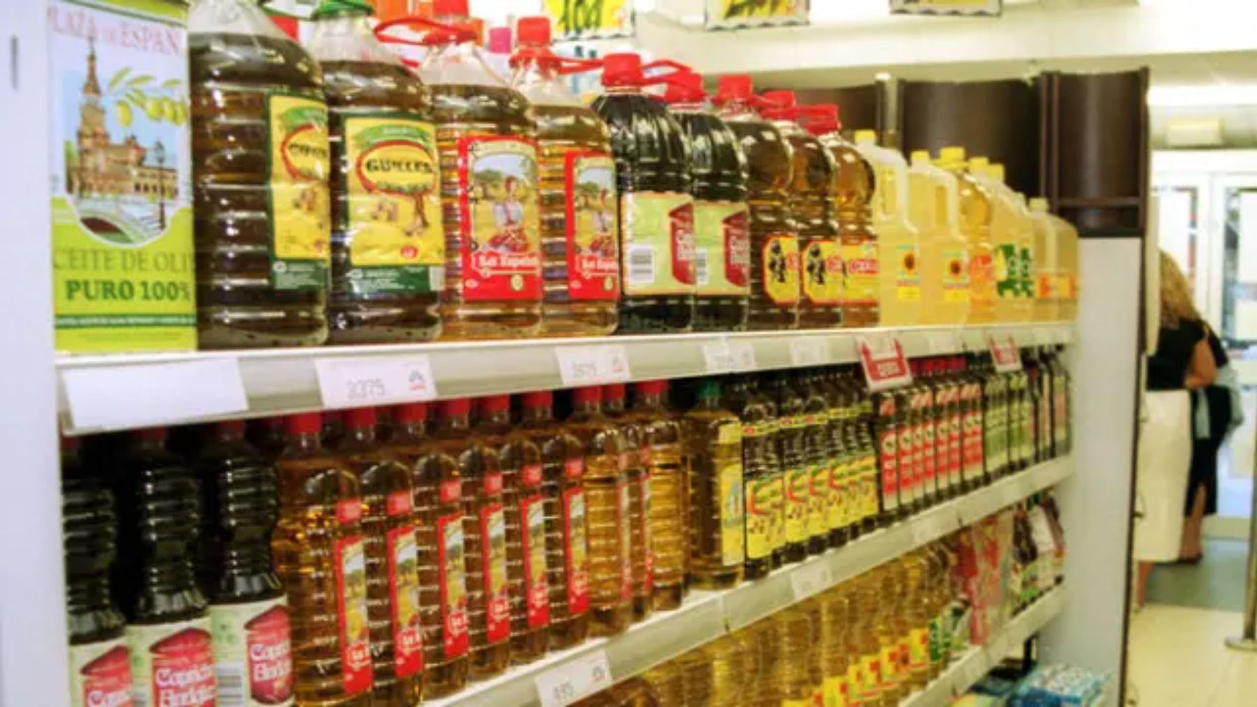 Botellas de aceite en un supermercado.