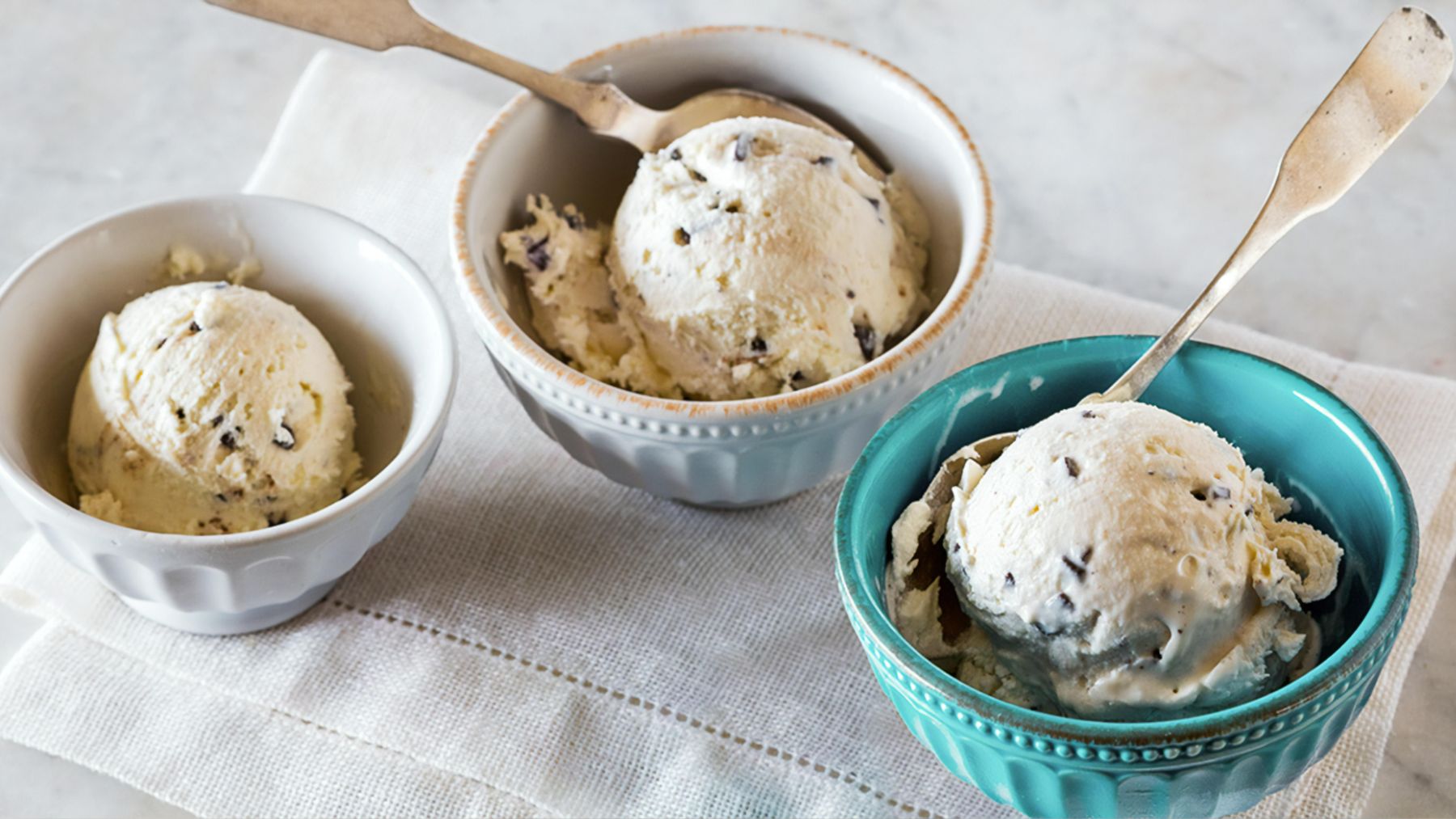 Cuencos con bolas de helado.