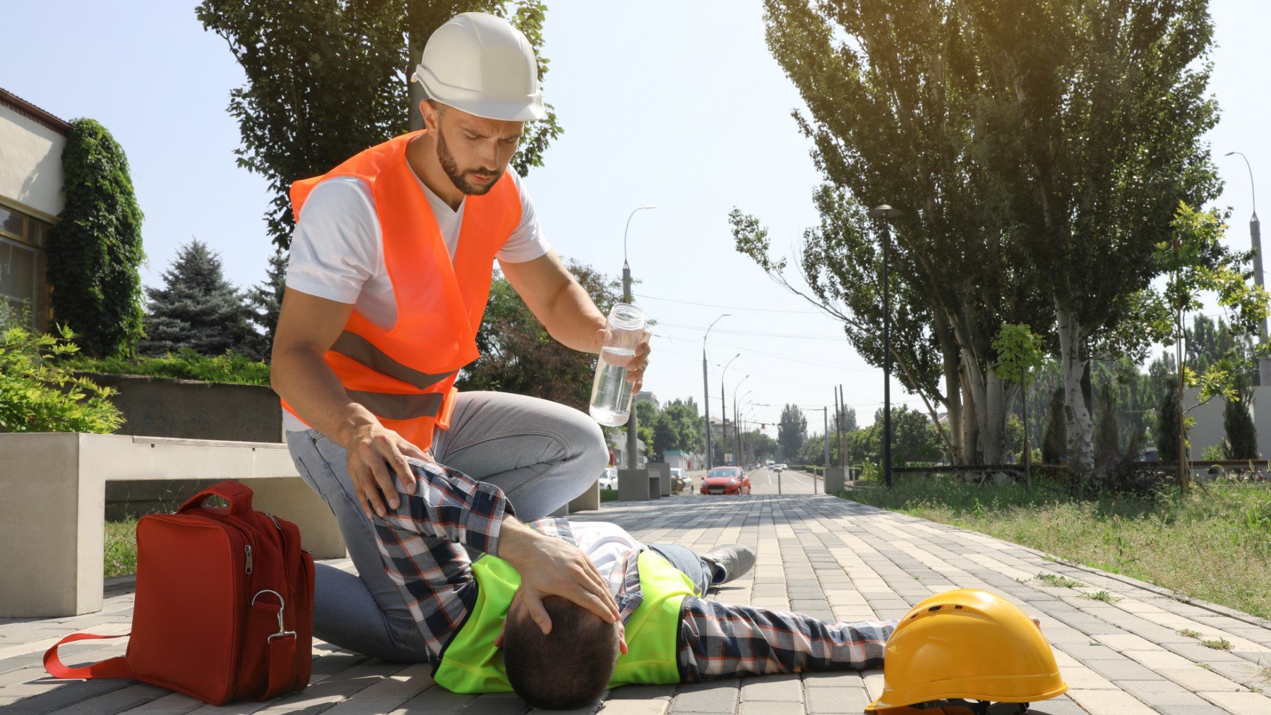 Un trabajador atiende a un compañero por un golpe de calor.