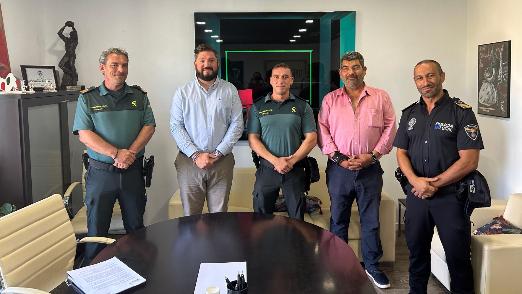 El alcalde, Jaume Llompart, con Pedro Bestard y miembros de la Guardia Civil y Policía Local.