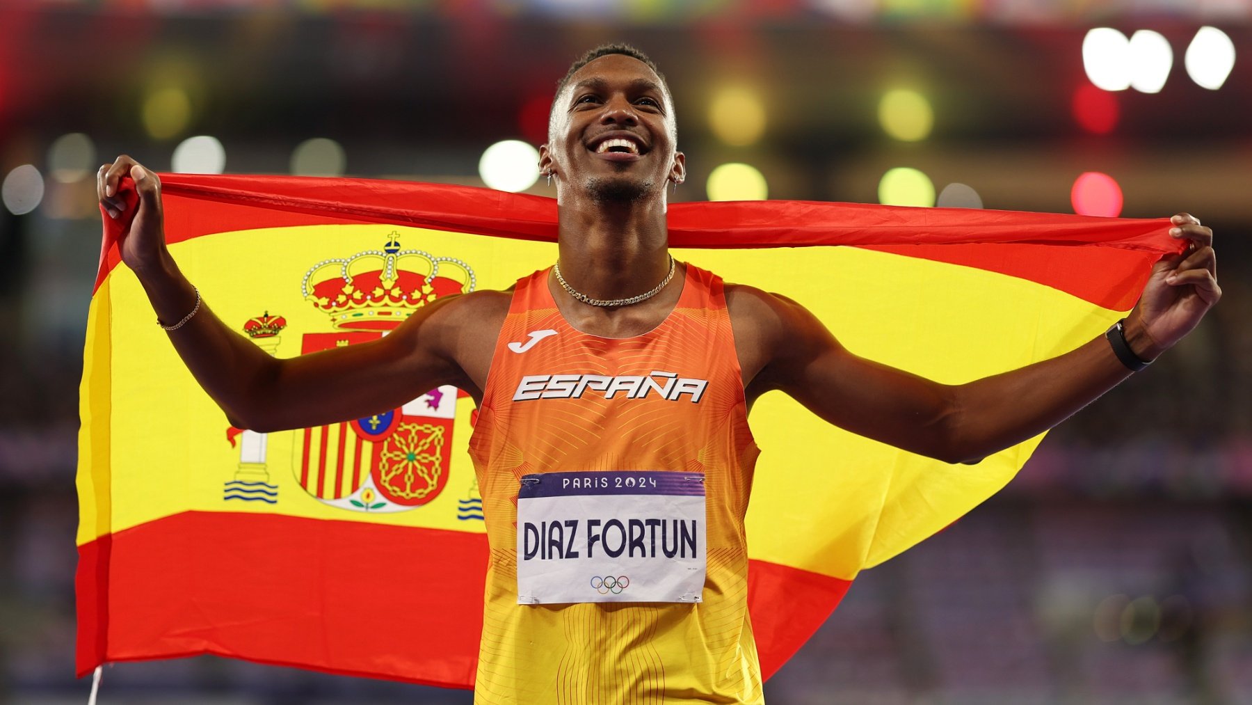 Jordan Díaz no olvidó la bandera española en su celebración olímpica. (Getty)