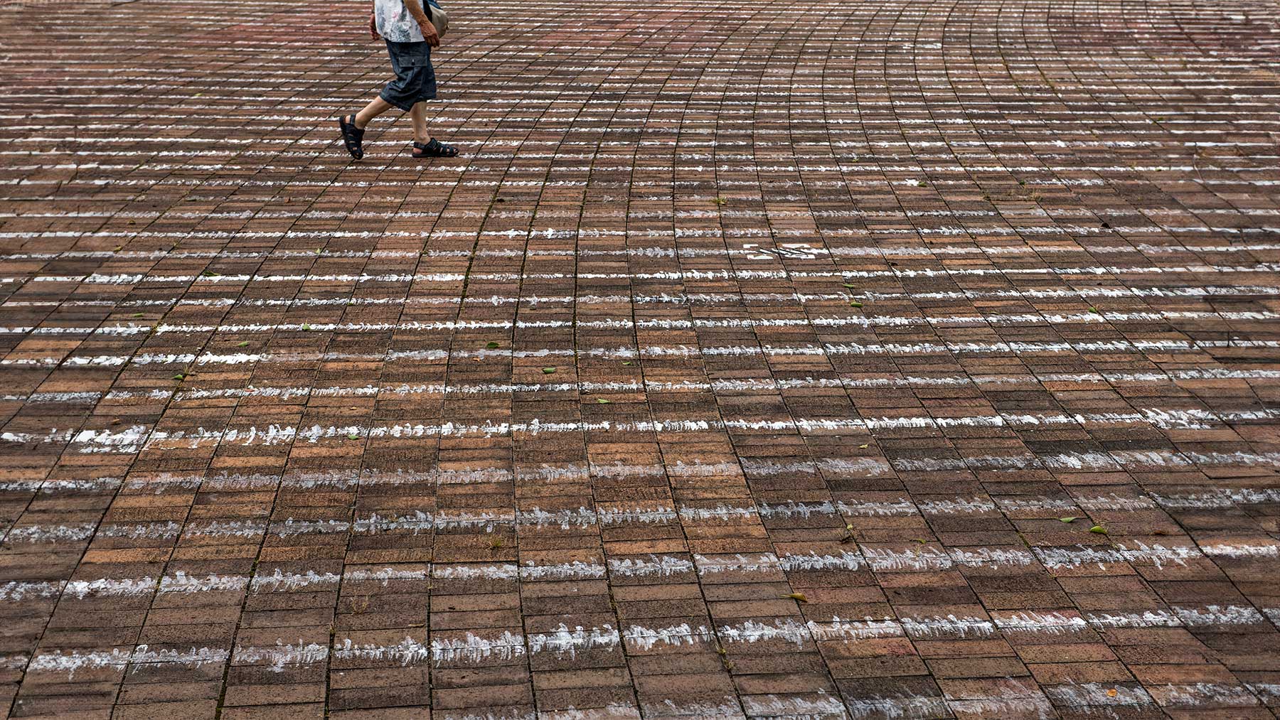 Una plaza marcada en recuerdo de los bombardeos.