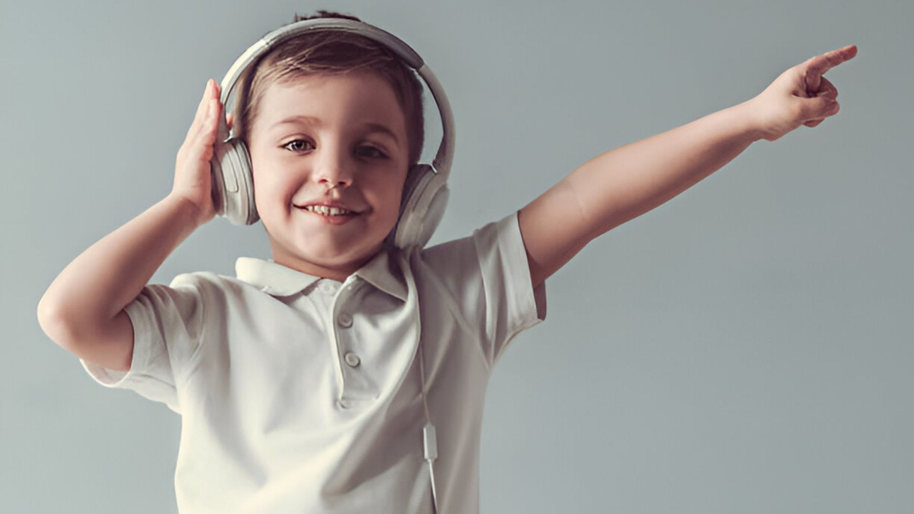 Niños escuchando música.