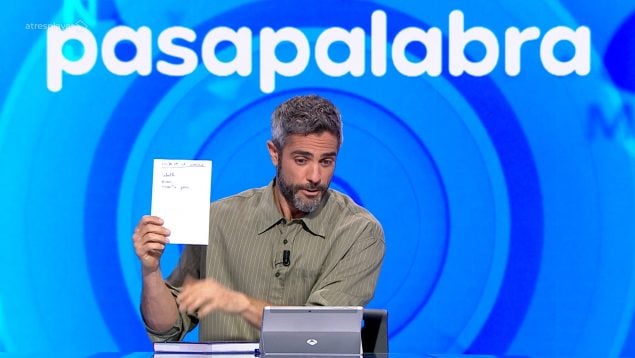 Pasapalabra: Roberto Leal, sin palabras tras haberse colado su lista de la compra en el libro del programa (Atresmedia).