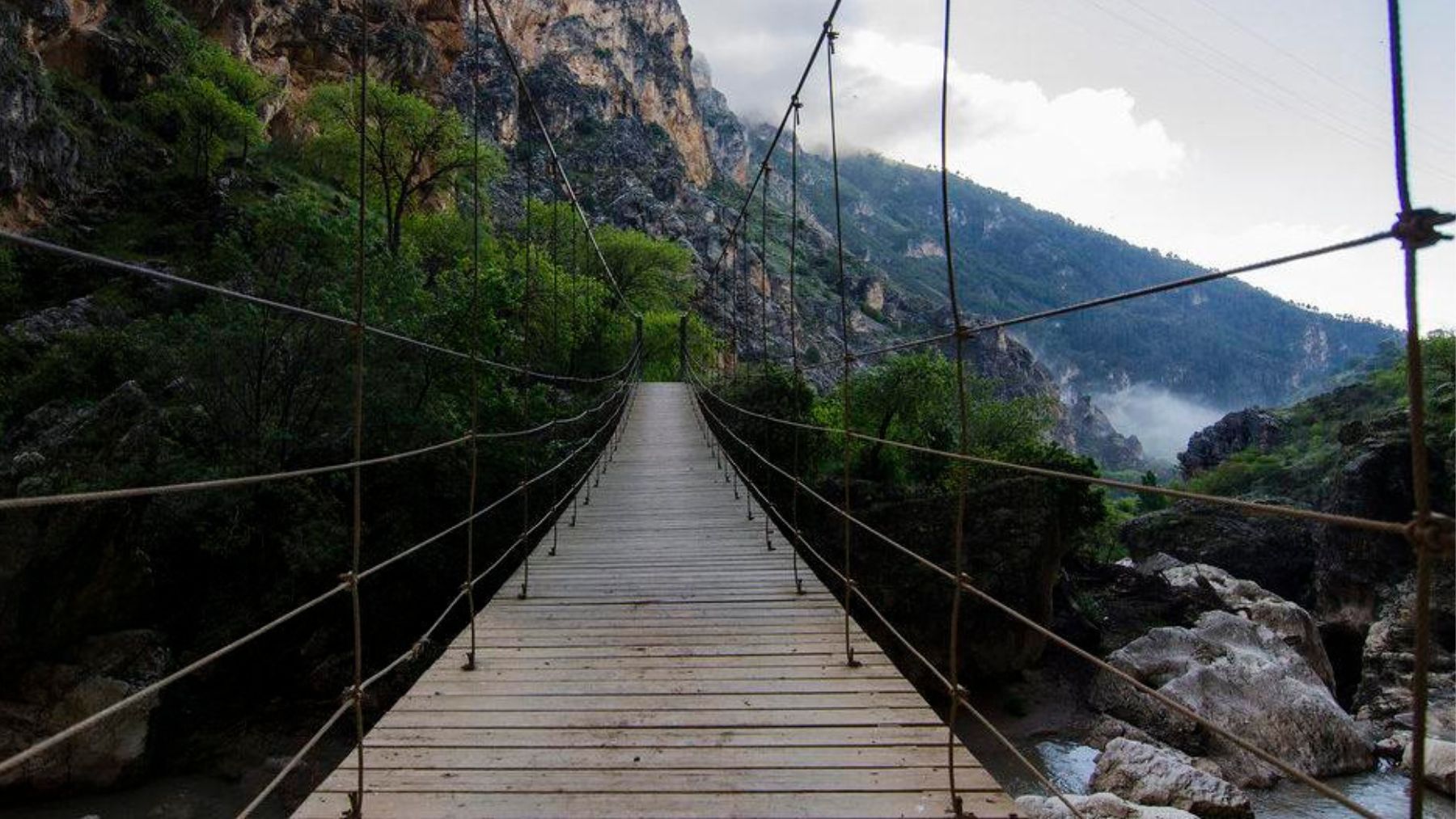 Esta es la ruta de senderismo de Andalucía en la que tendrás que atravesar puentes y pasarelas colgantes. Foto: Ayuntamiento Pueblos de Moclín