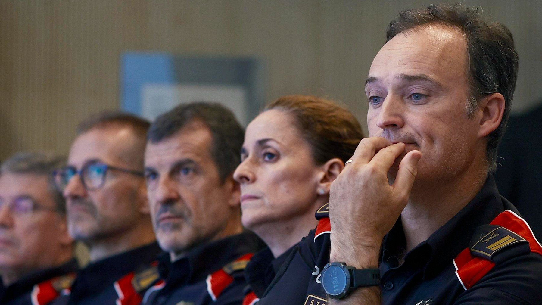 El jefe de los Mossos, con la mano en la boca, escuchando al ‘conseller’ de Interior.