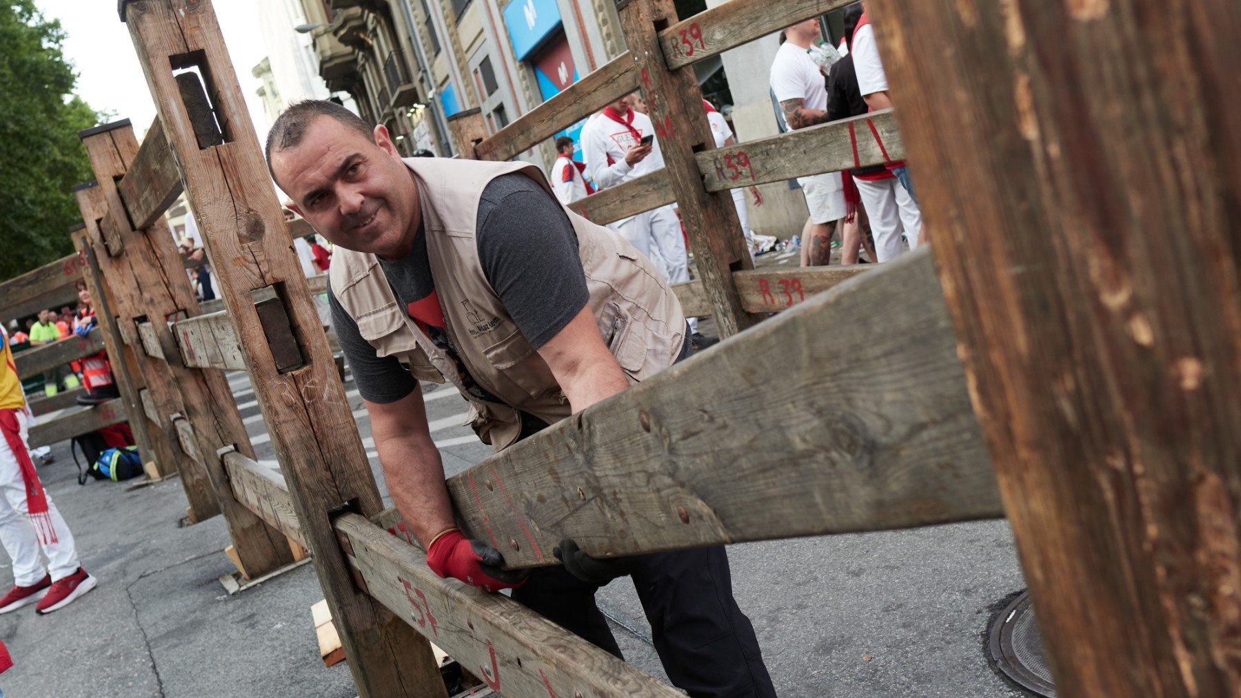 Un carpintero trabaja en Pamplona durante las fiestas de San Fermín. (EP)