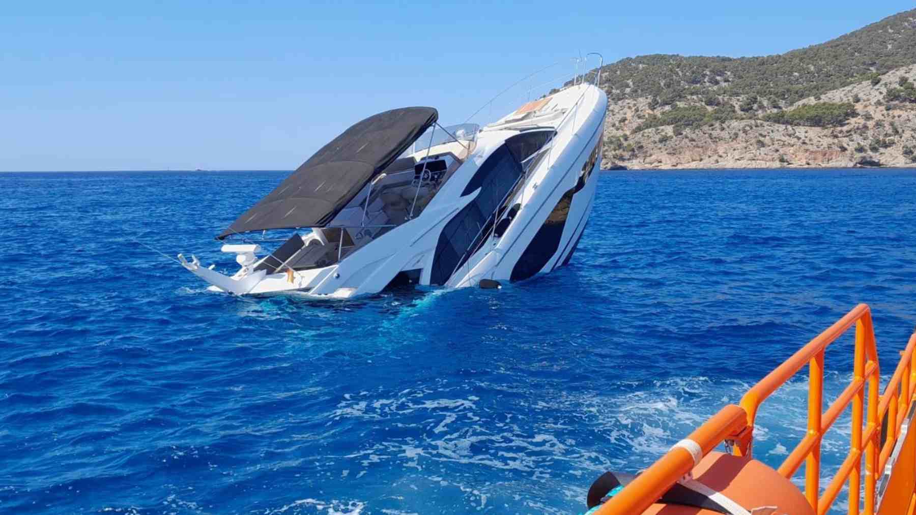 Imagen del hundimiento del yate en aguas de Mallorca.