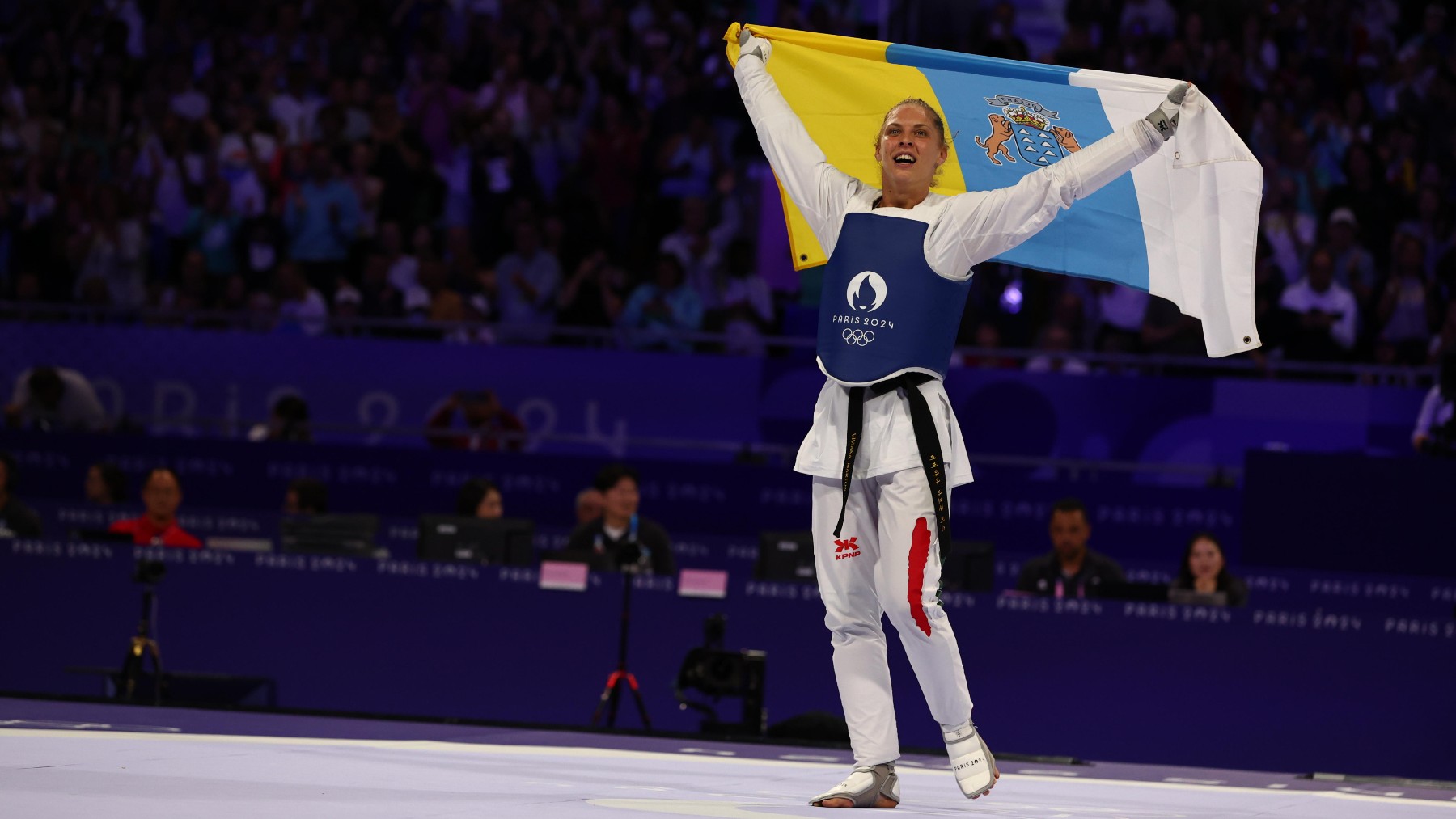 Viviana Marton celebra su victoria en taekwondo. (EFE)