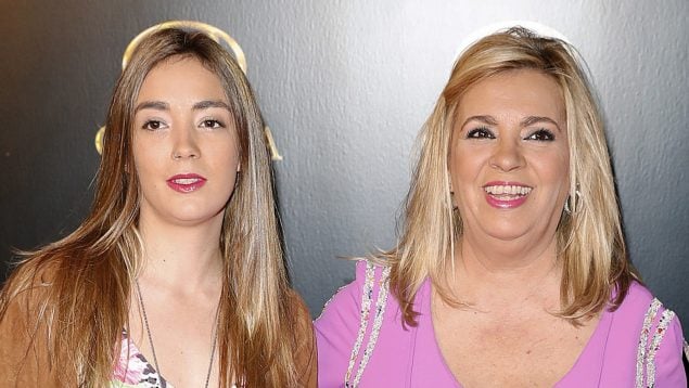 Carmen Borrego con su hija Carmen Rosa en Madrid posando