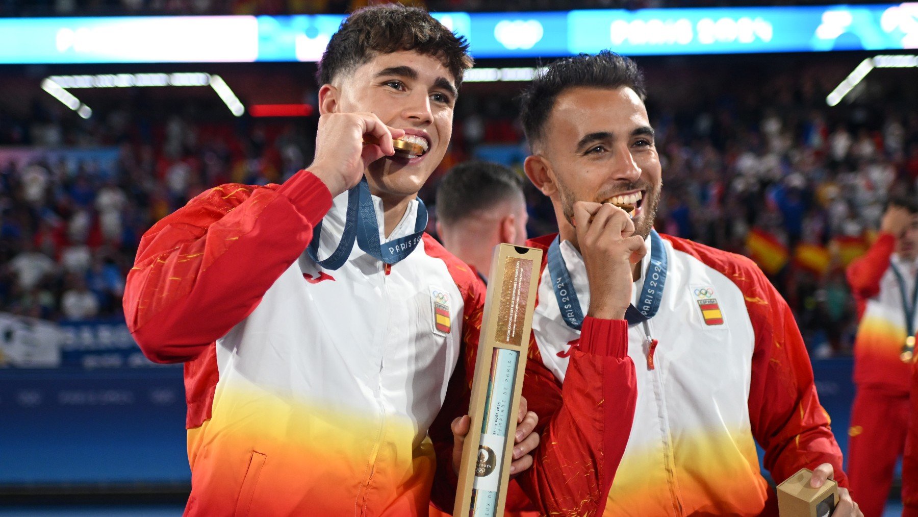 Eric García y Cubarsí con las medallas de oro. (@Sefutbol)