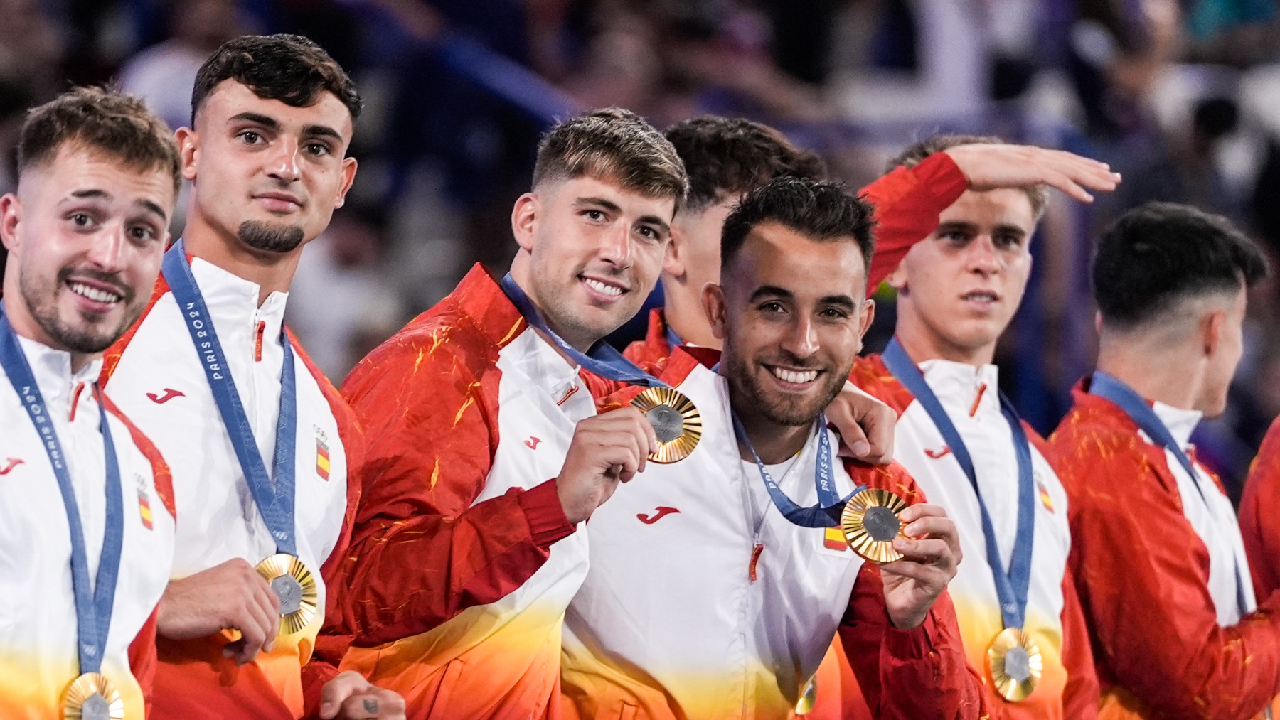 Juan Miranda y Eric García, en el centro de la imagen, durante la entrega de medallas en París. (Europa Press)