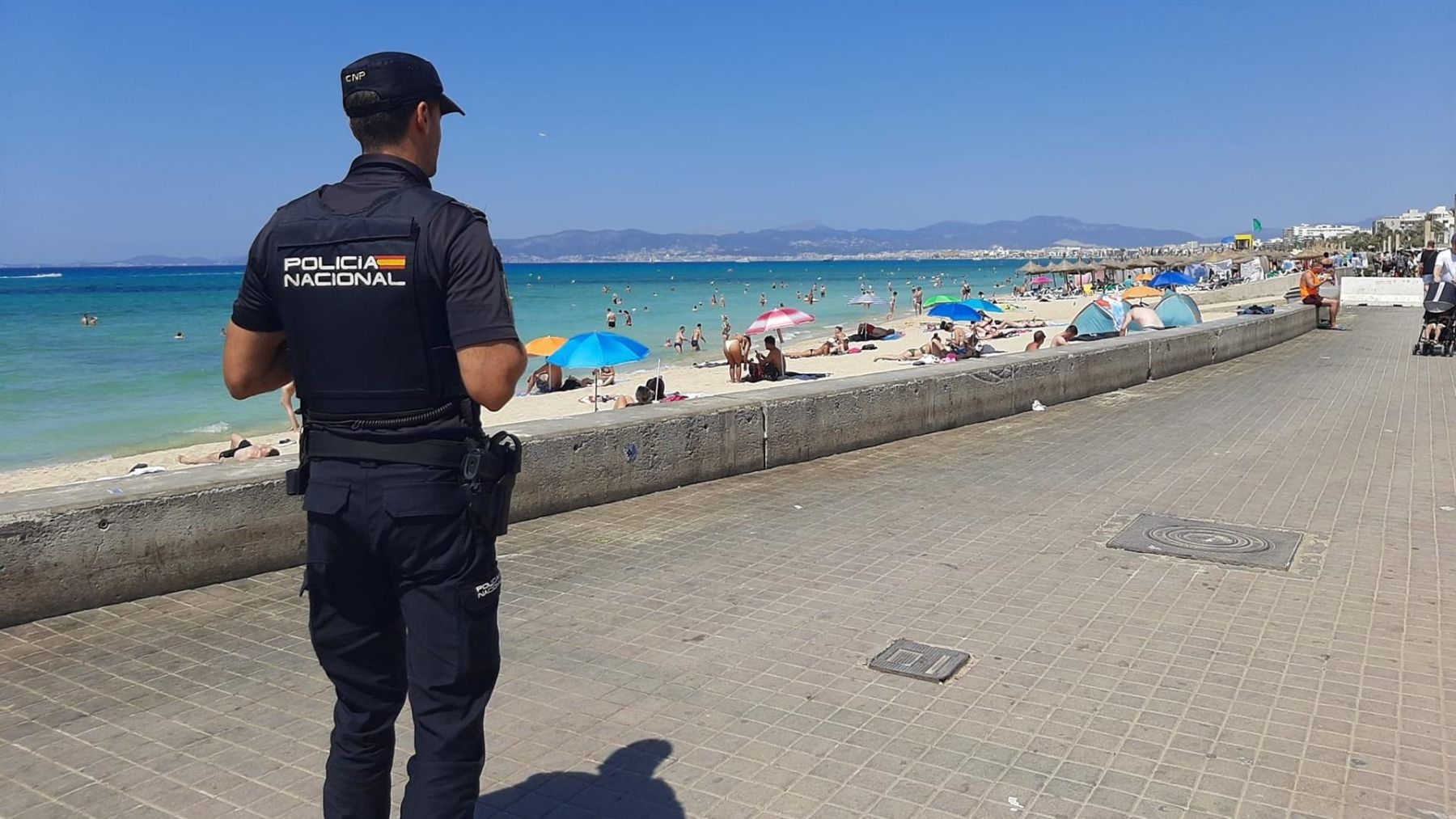 Un agente de la Policía Nacional patrulla en Playa de Palma en el marco de la Operación Verano.