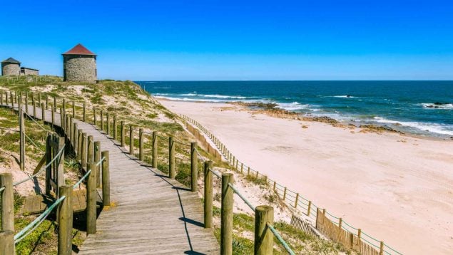 Playa de Portugal con molinos