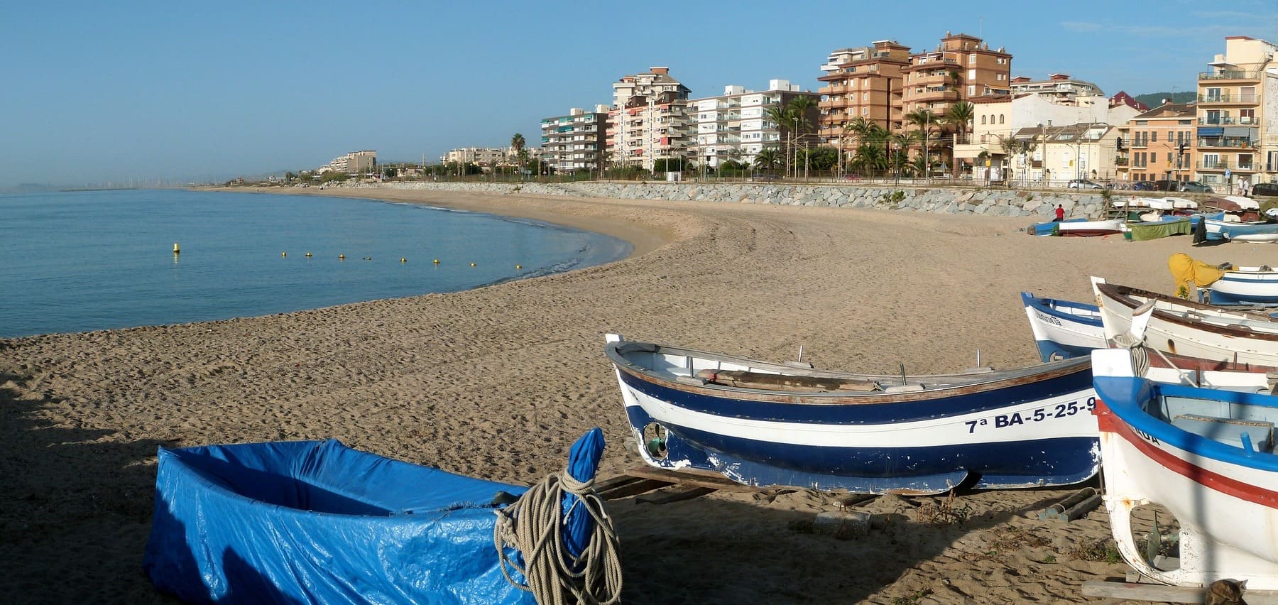 Barcas en una playa.