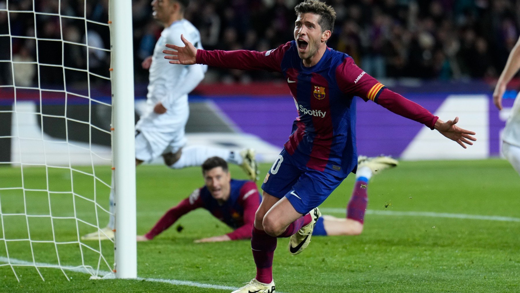 Sergi Roberto celebra un gol con el Barcelona. (EFE)