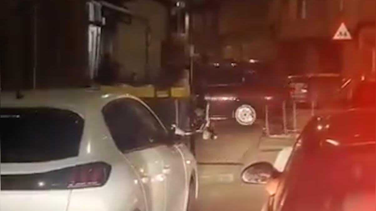 Momento en el que el conductor se mete dentro del bar con su coche de color granate.