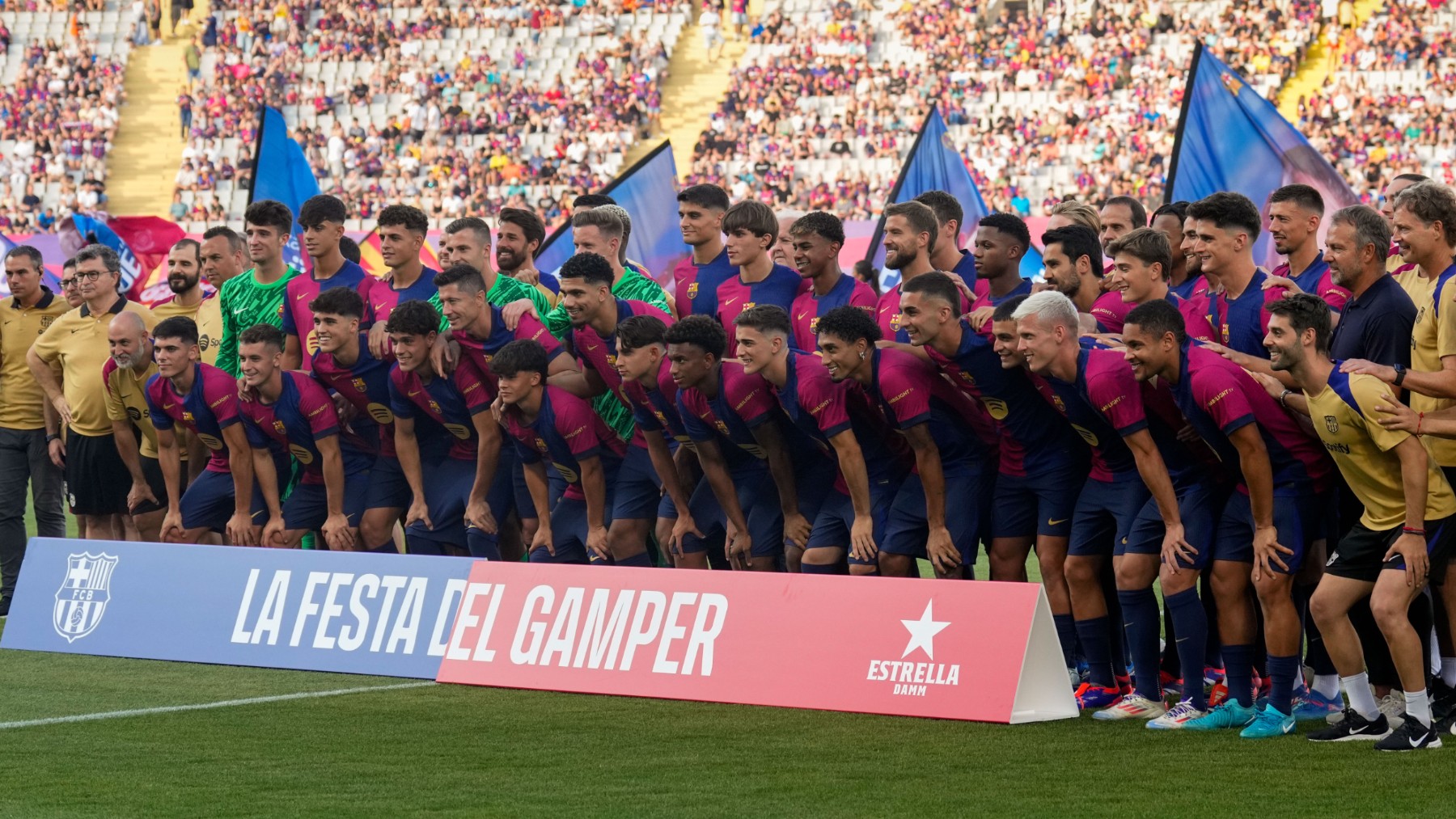 La plantilla del Barcelona, tras la presentación en el Gamper. (EFE)