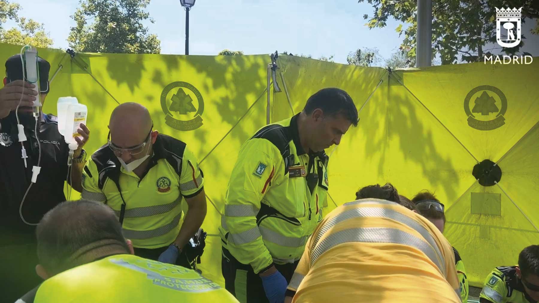 Un equipo del SAMUR intenta salvar la vida al hombre que ha muerto de un golpe de calor en Madrid.