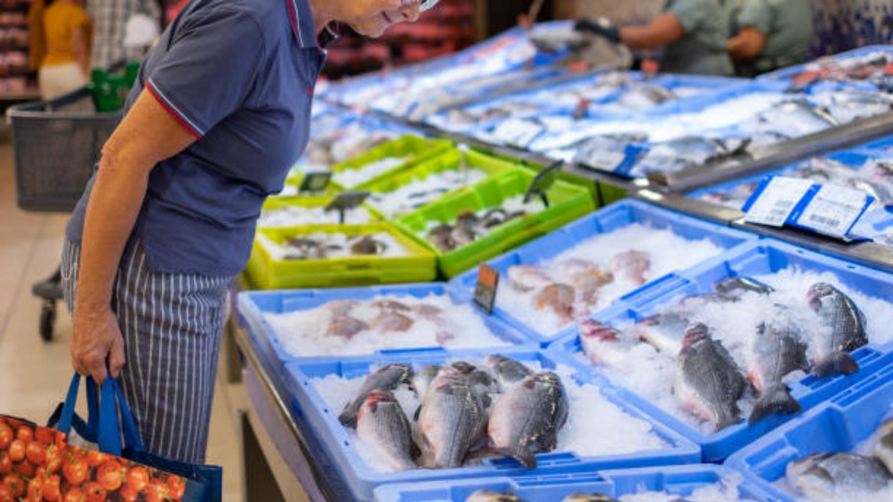 Mujer comprando en una pescadería.