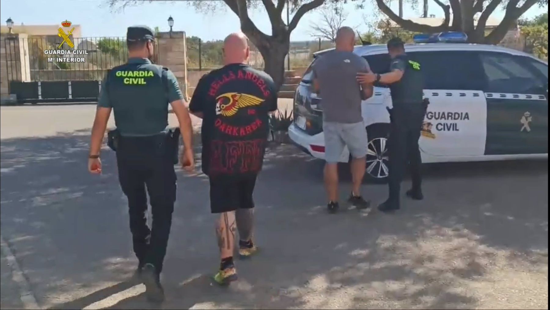 Agentes de la Guardia Civil escoltan a dos de los detenidos.